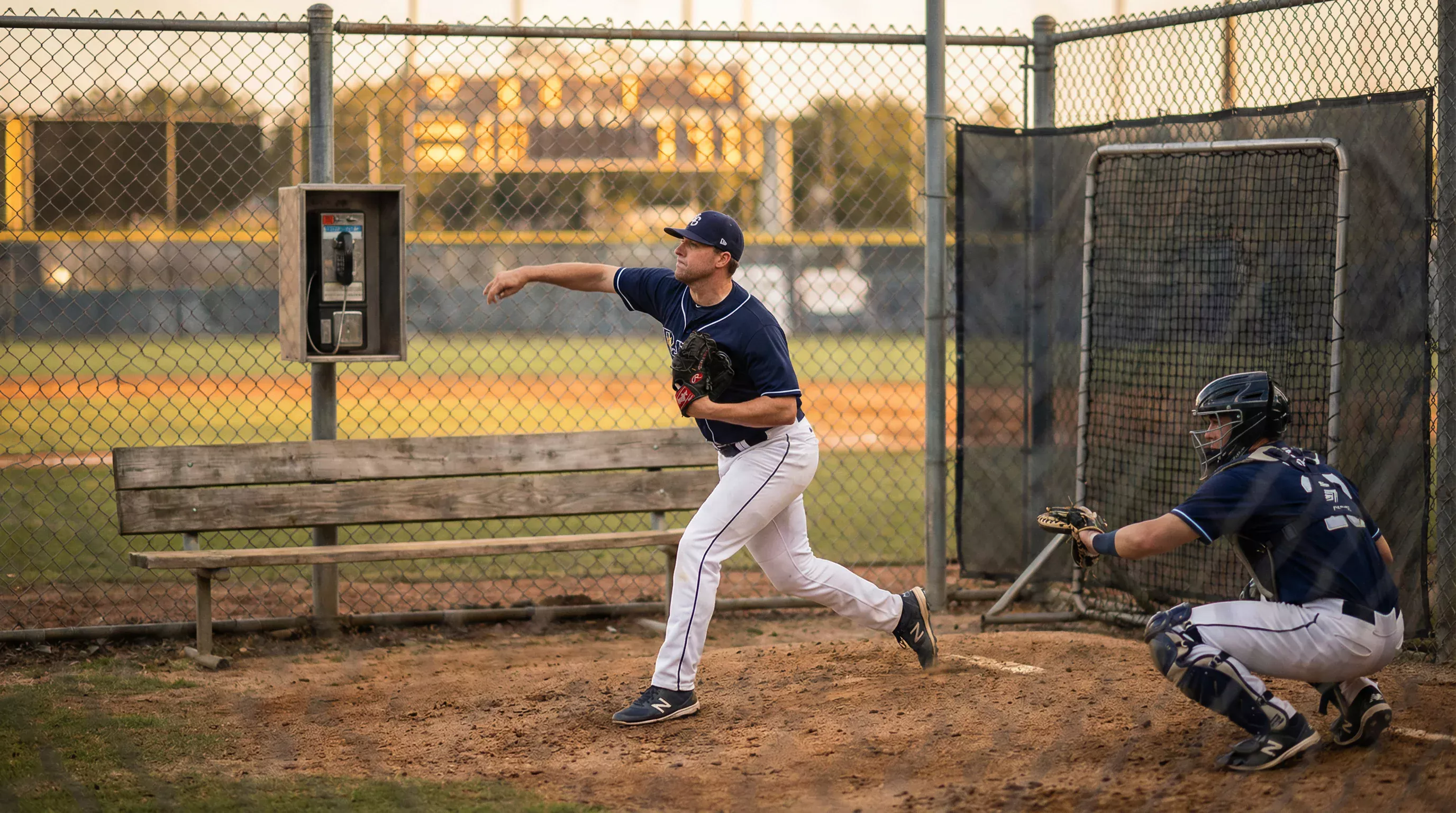 Releveur de baseball s'échauffant dans le bullpen avant d'entrer en jeu