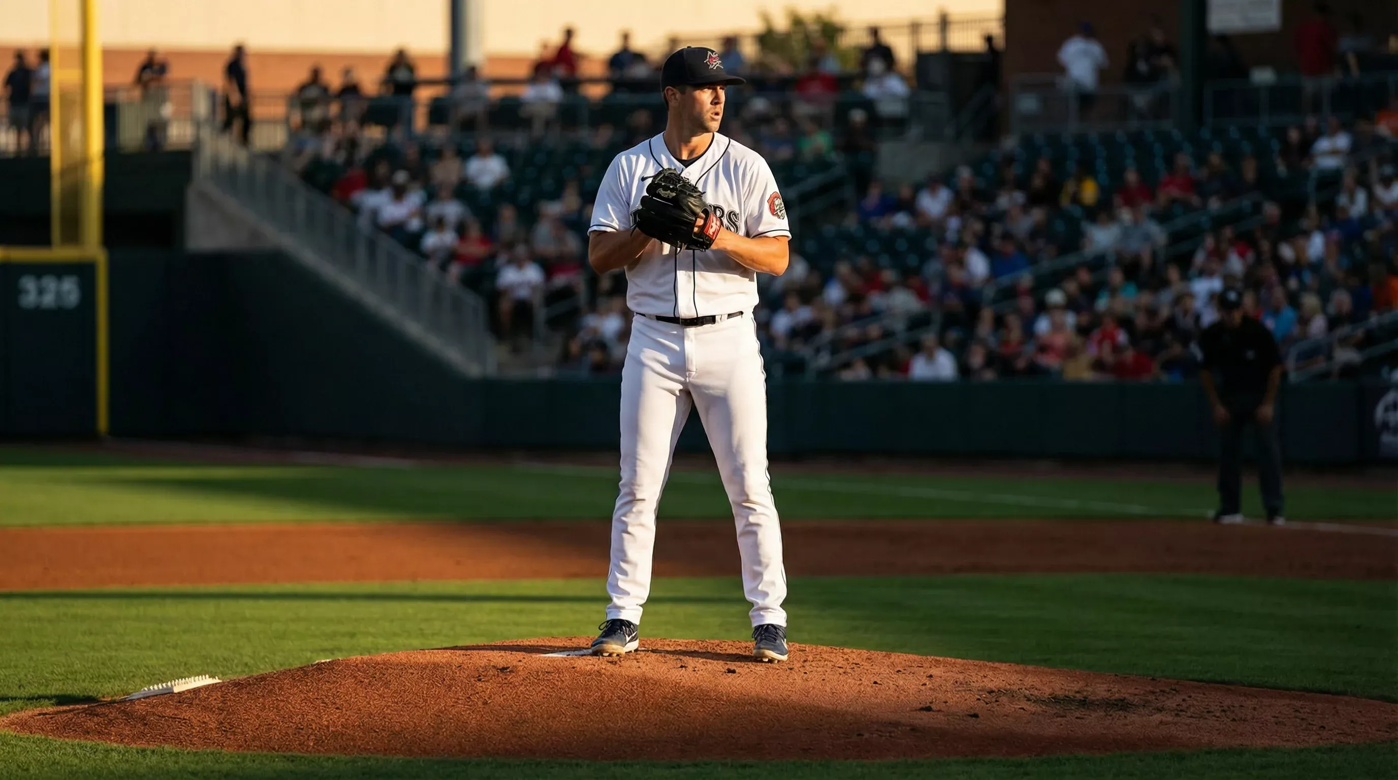 Lanceur partant de baseball concentré sur le monticule en début de match