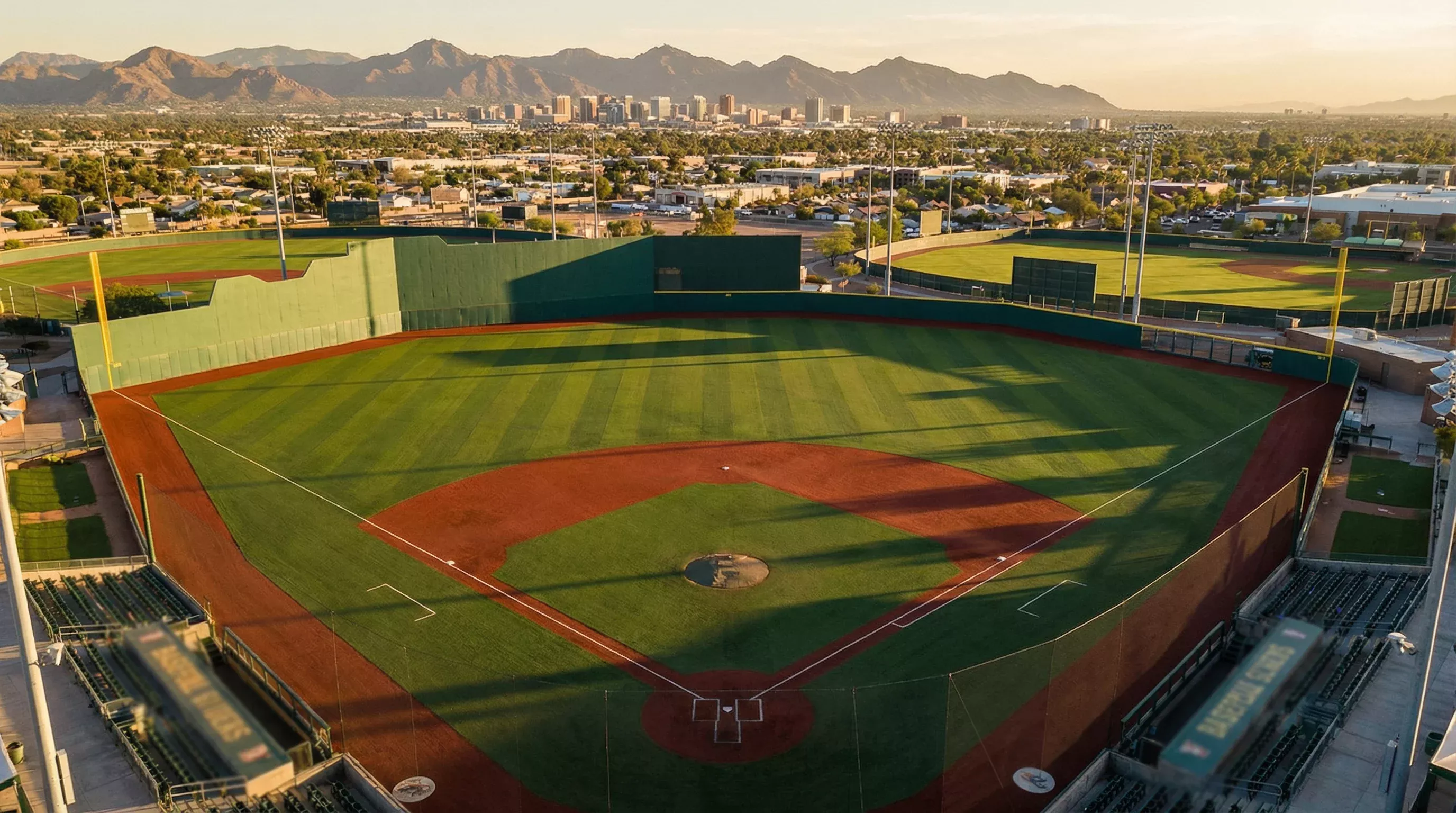 Vue panoramique d'un stade de baseball avec ses dimensions de terrain