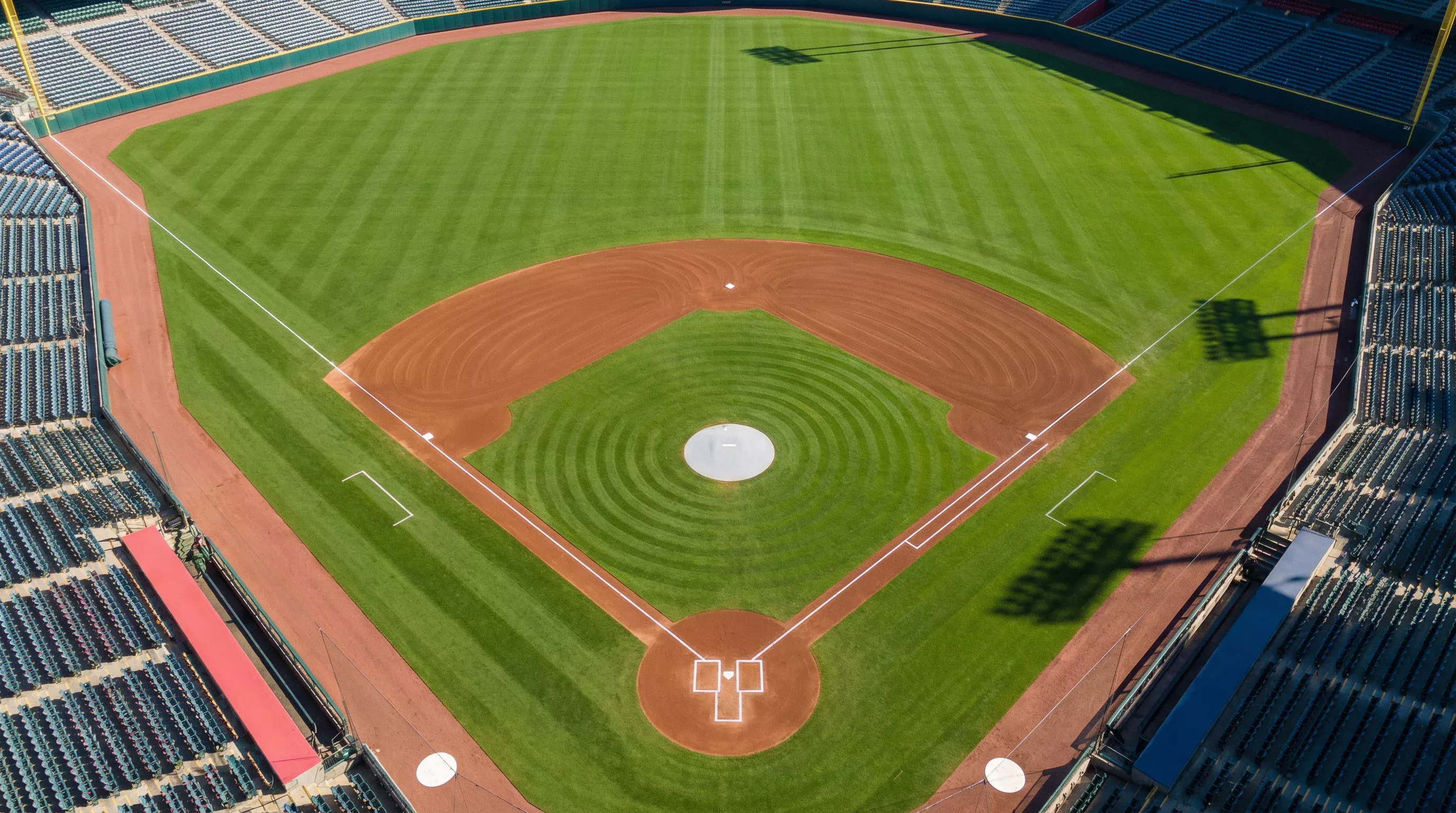 Vue aérienne d'un terrain de baseball avec les lignes de jeu et les bases bien visibles